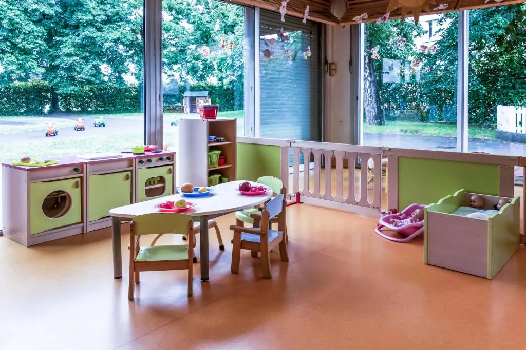 Un jardin arboré et une salle de jeux d'eau pour éveiller les sens