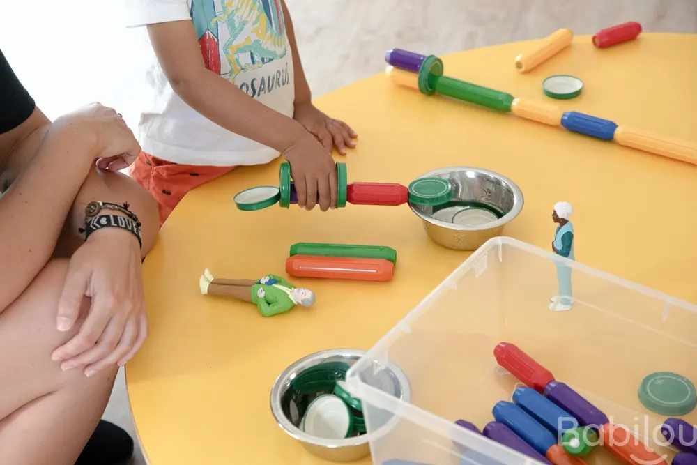 Atelier de manipulation à la crèche Babilou Saint-Orens Négoce