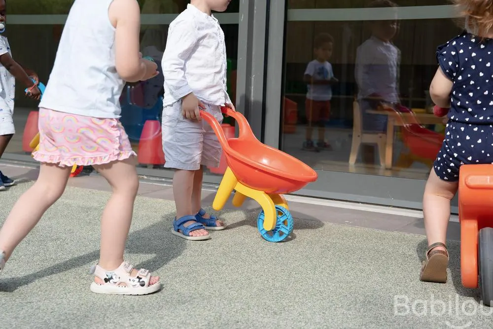 Jeux extérieurs dans le jardin de la crèche Babilou Saint-Orens Négoce