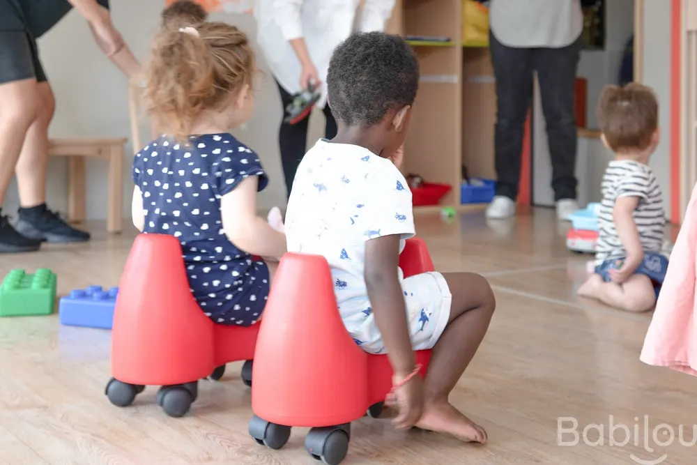 Enfants sur des porteurs à la crèche Babilou Saint-Orens Négoce