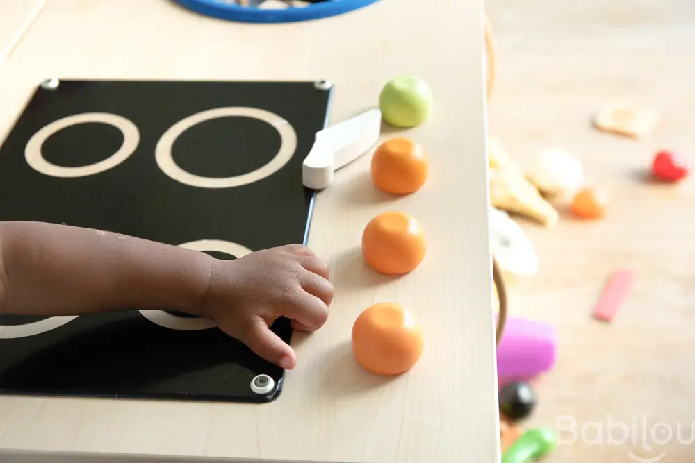 Atelier de motricité fine à la crèche Babilou Toulouse Lalande