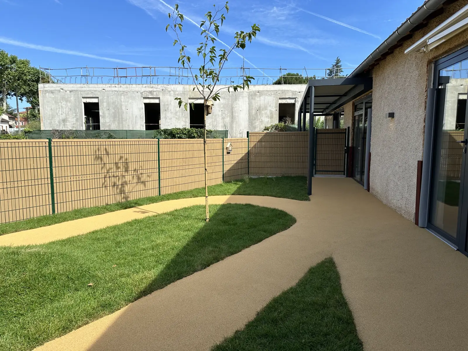 Espace extérieur et jeux de la crèche Babilou Cahors 7e Régiment