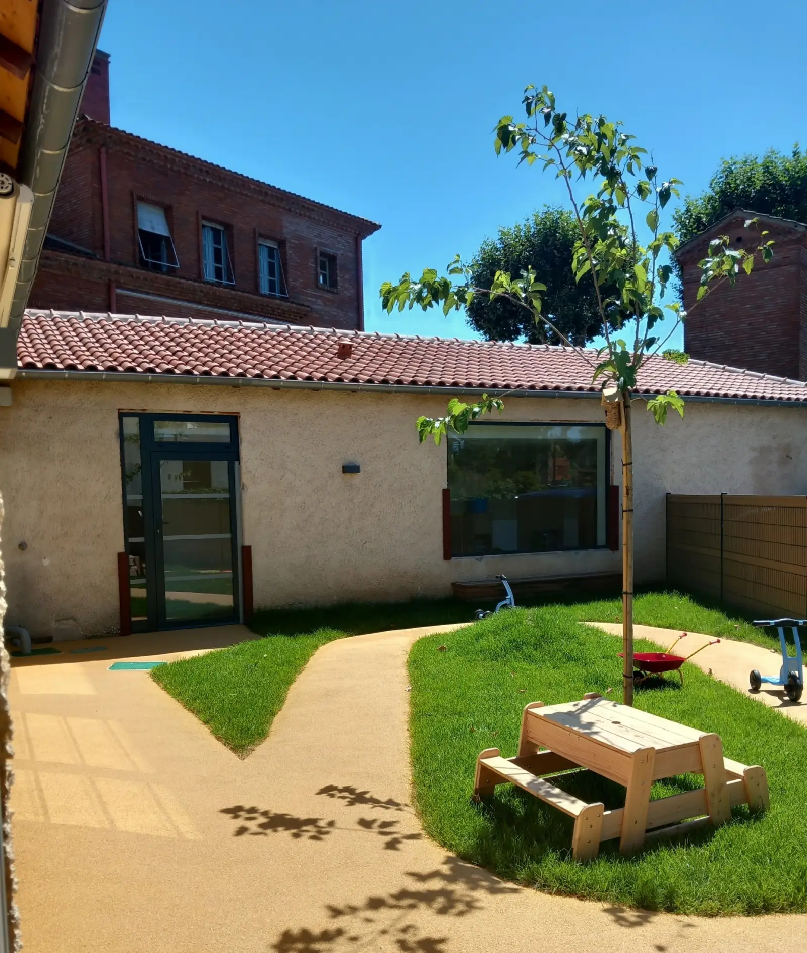 Jardin extérieur de la crèche Babilou Cahors 7e Régiment