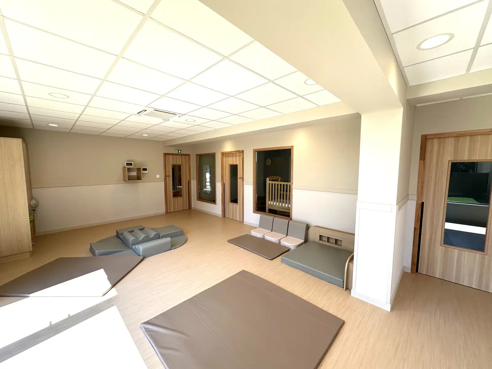 Salle de vie et coin repos de la crèche Babilou Cahors 7e Régiment