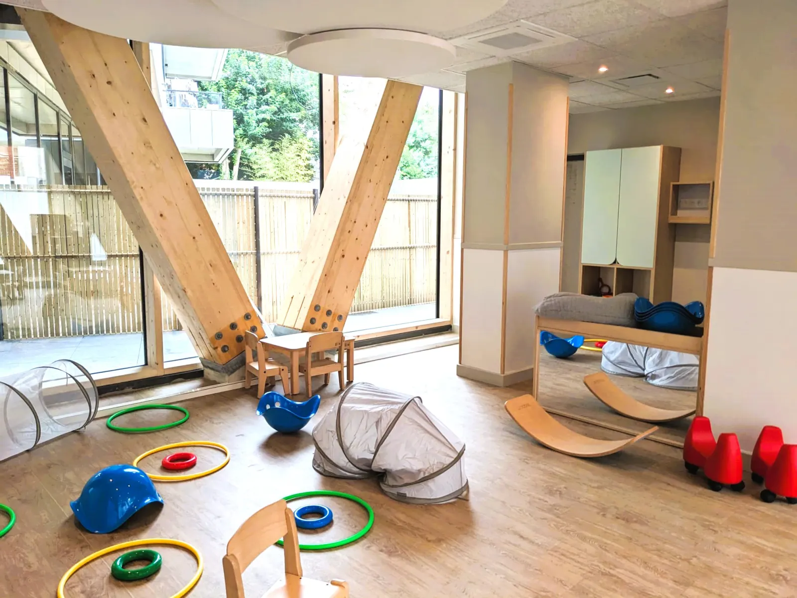 Espace de motricité avec vue sur l'extérieur de la crèche Babilou Toulouse Lascrosses