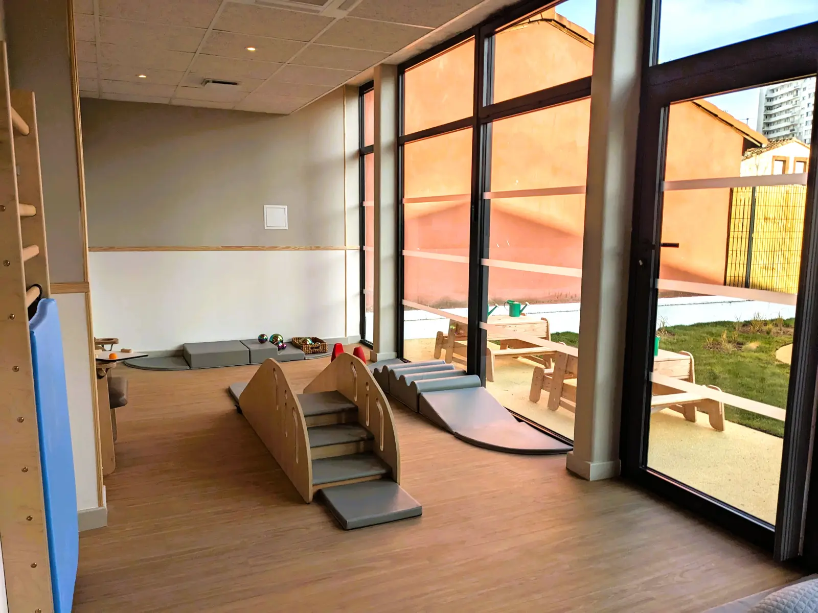 Espace de motricité avec vue sur le jardin de la crèche Babilou Toulouse Chaussas