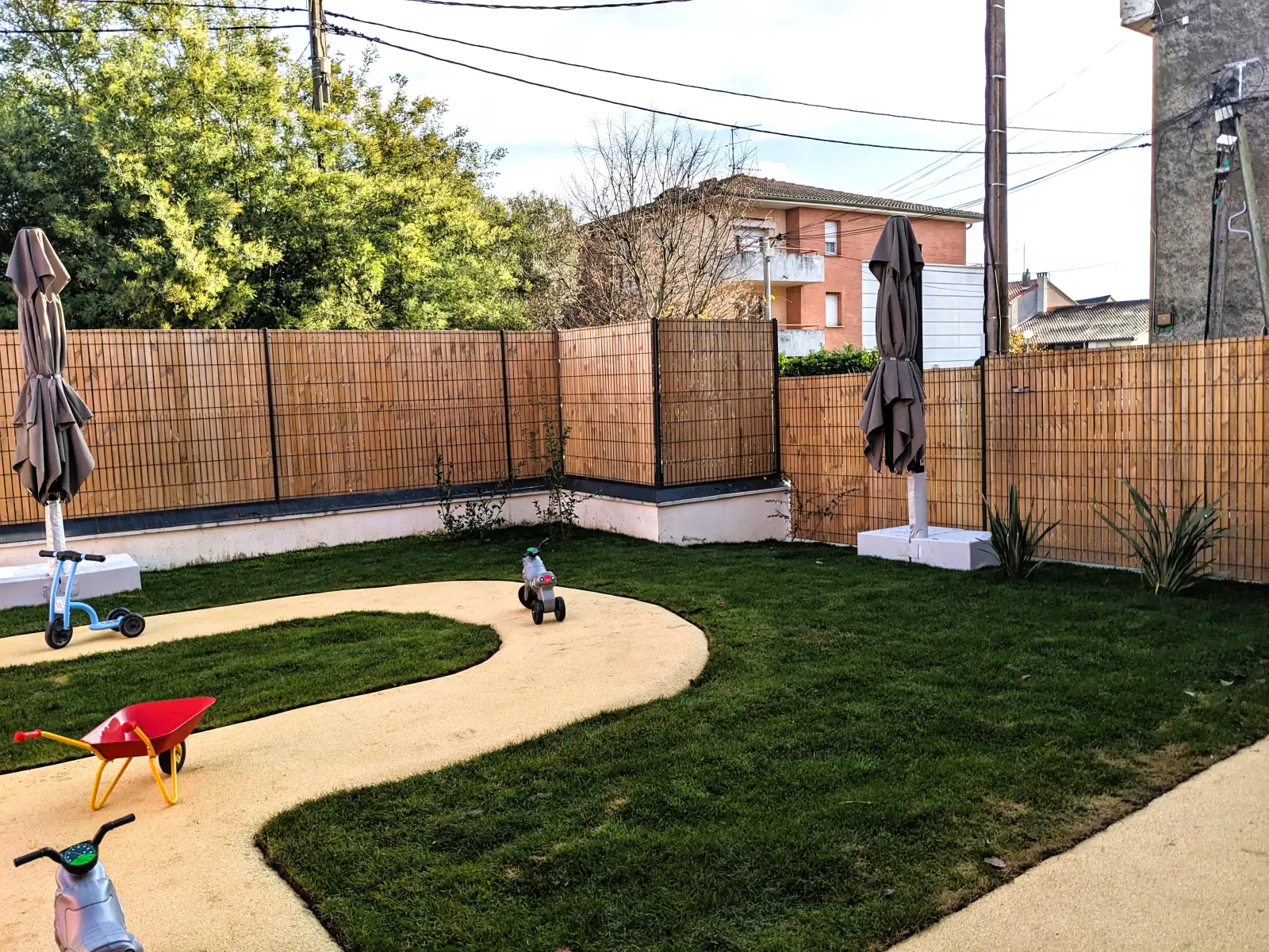 Jardin extérieur aménagé de la crèche Babilou Toulouse Chaussas