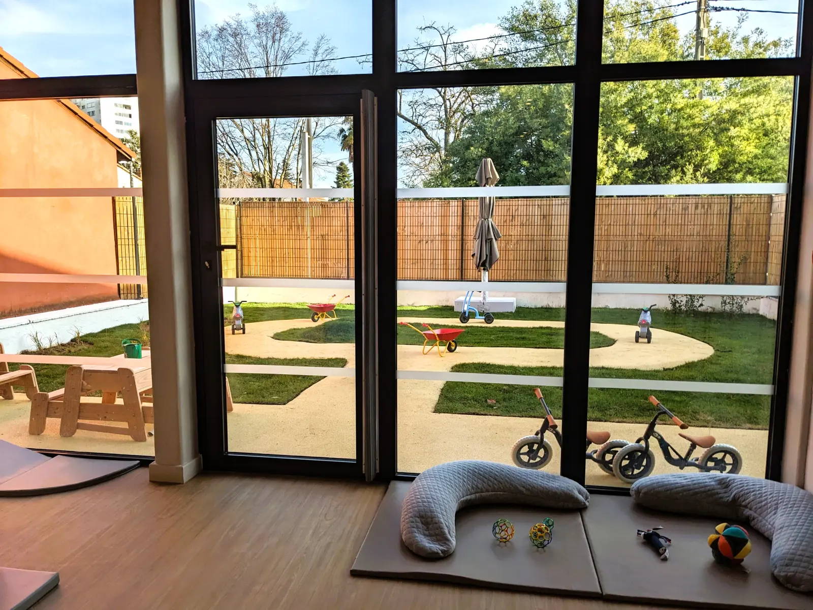 Jardin extérieur avec tricycles de la crèche Babilou Toulouse Chaussas