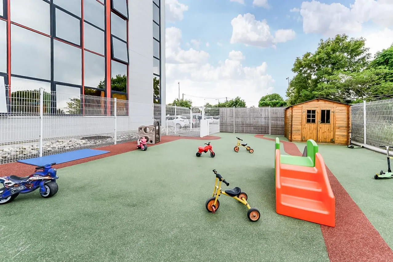 Jardin extérieur avec tricycles de la crèche Babilou Toulouse Basso