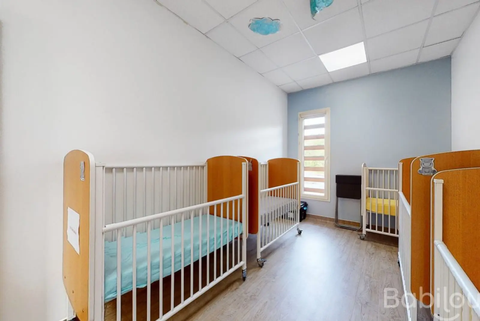 Dortoir des bébés de la crèche Babilou Roques Fraixinet