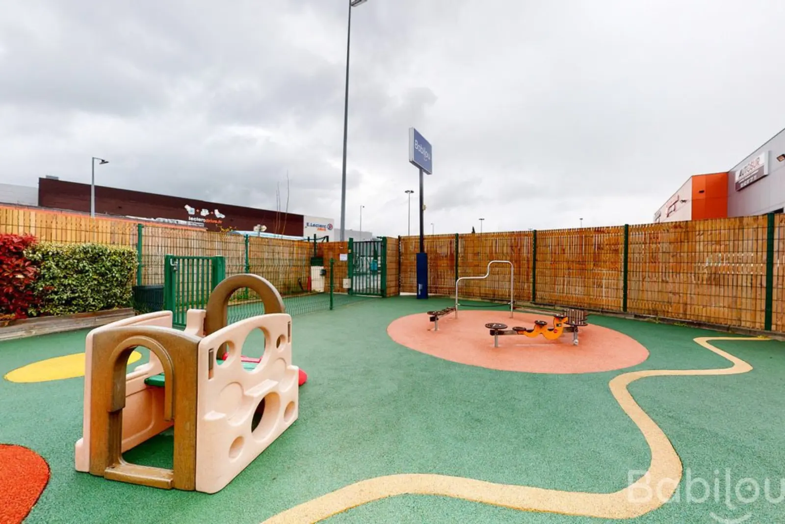 Jardin extérieur et espace de jeux de la crèche Babilou Roques Fraixinet
