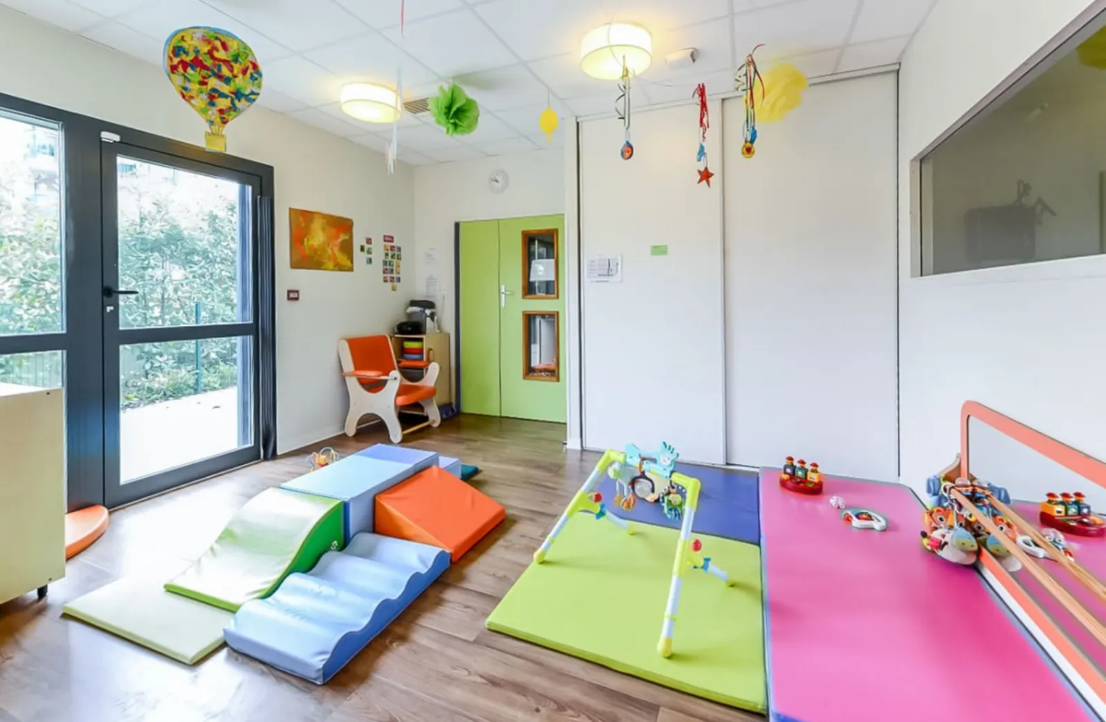 Espace de motricité des bébés à la crèche Babilou Colomiers Maurice Magre