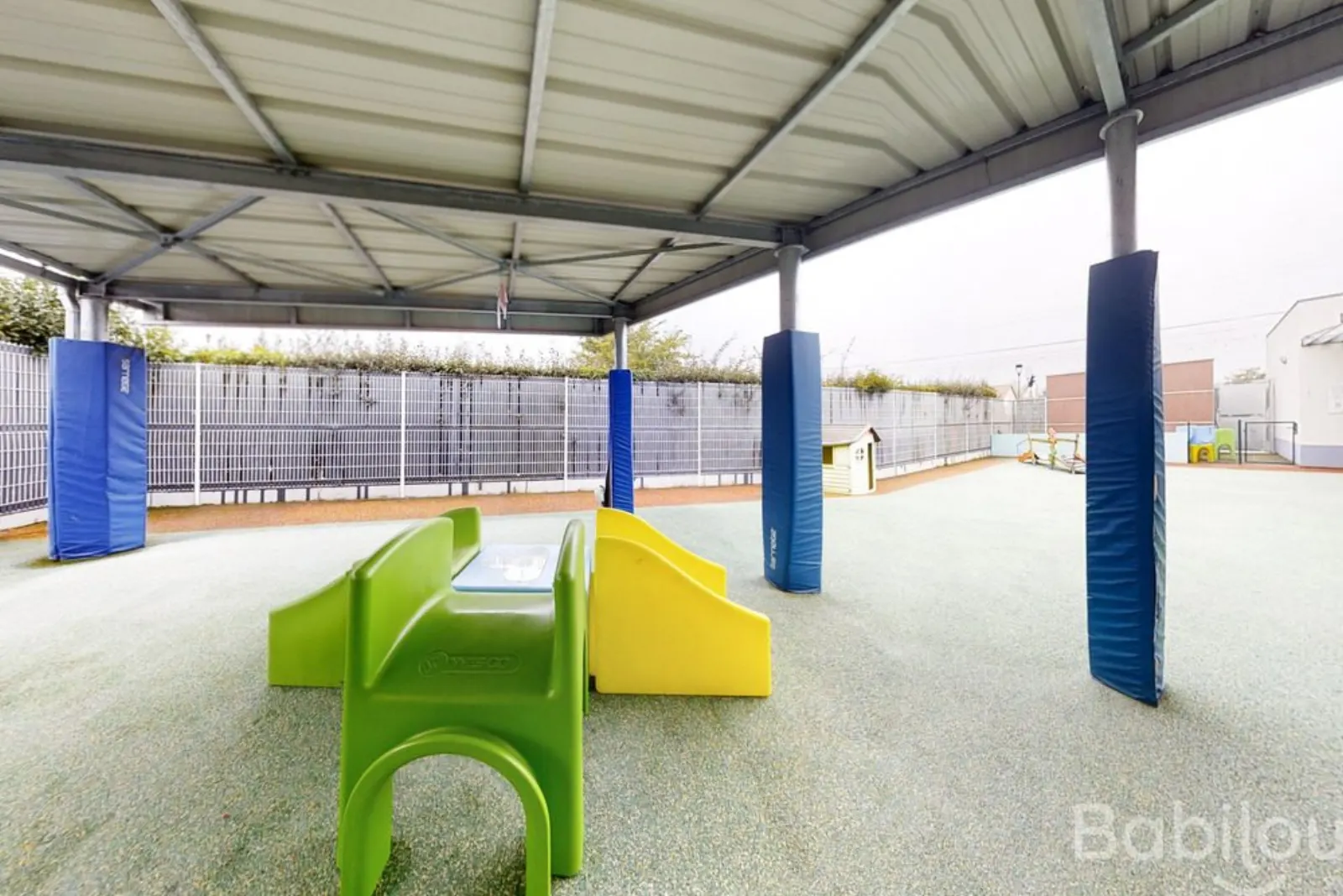 Préau extérieur couvert de la crèche Babilou Muret Farandole