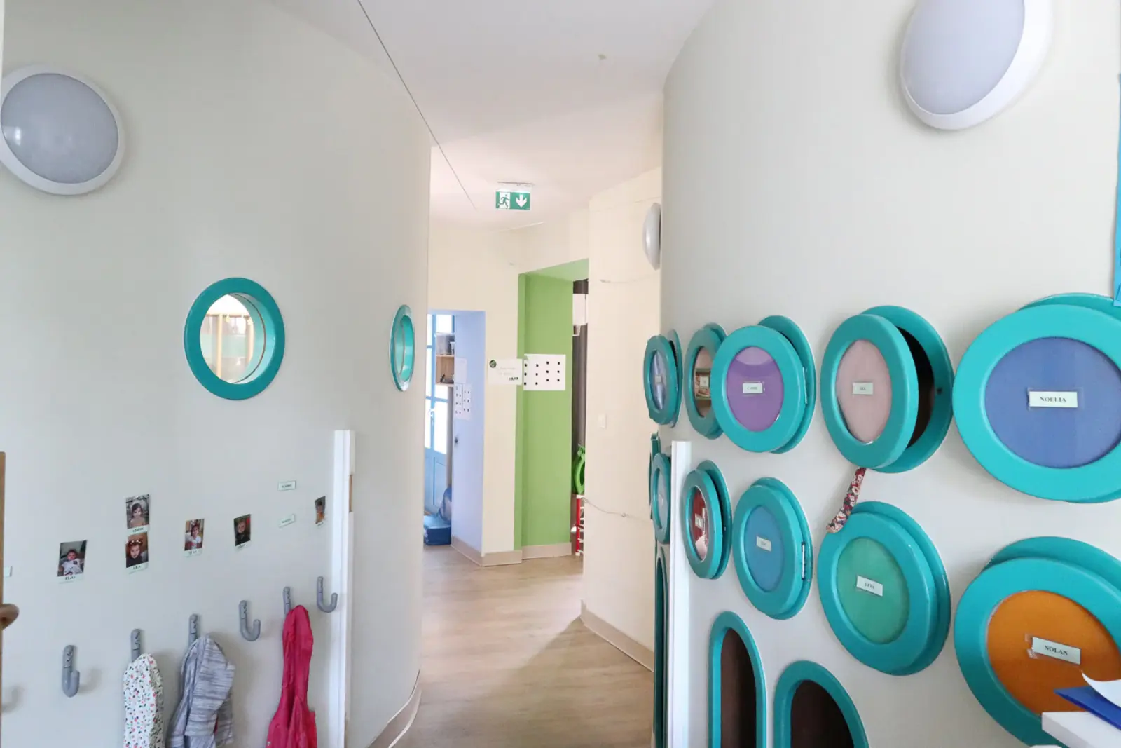 Couloir et vestiaire des enfants à la crèche Le Refuge des Lutins à Saint-Gervasy