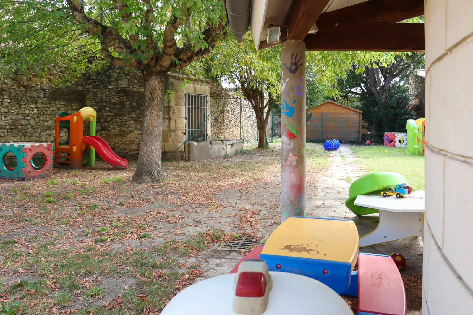 Jardin et structure de jeux extérieure de la crèche Le Refuge des Lutins à Saint-Gervasy