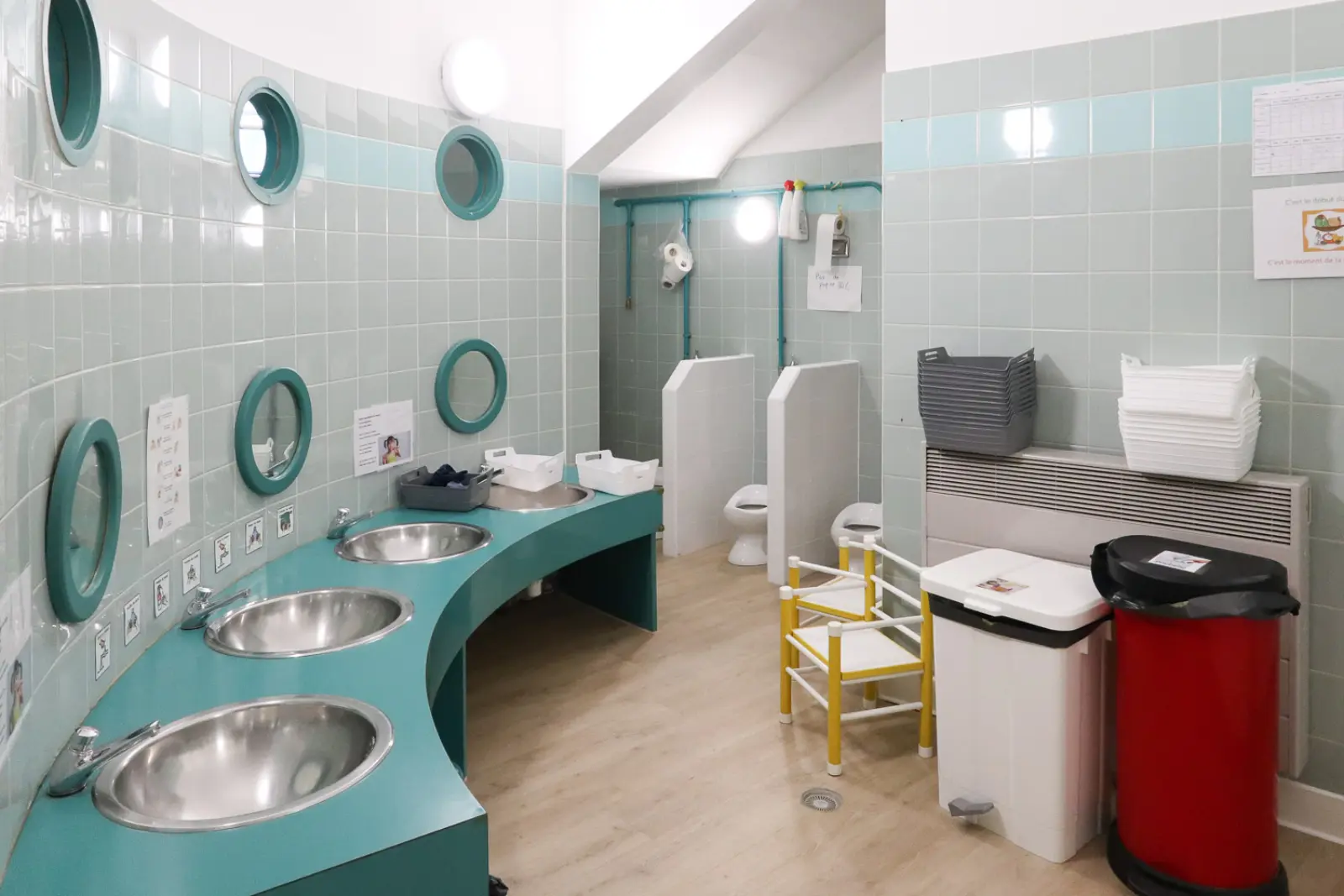 Salle de bain et sanitaires adaptés aux enfants à la crèche Le Refuge des Lutins à Saint-Gervasy