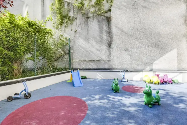 Cour extérieure de la crèche Paris 18 Montcalm