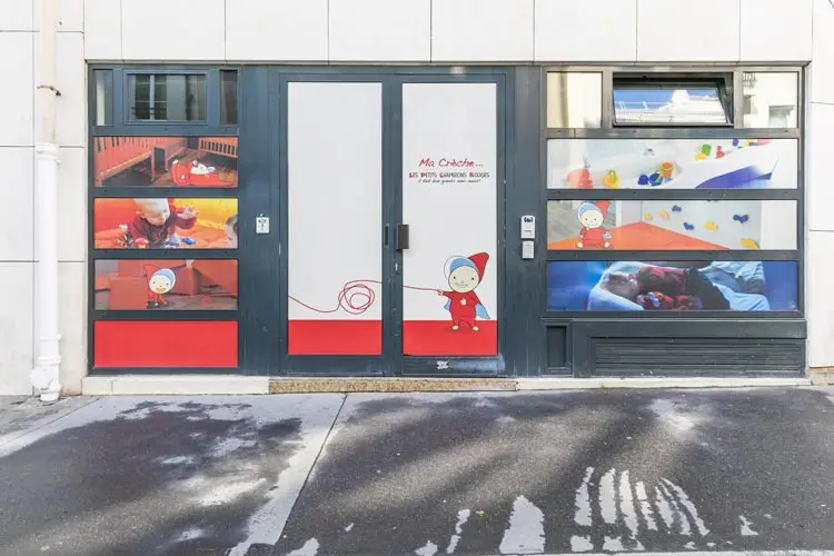 Façade et entrée de la crèche Paris 18 Montcalm, rue Montcalm