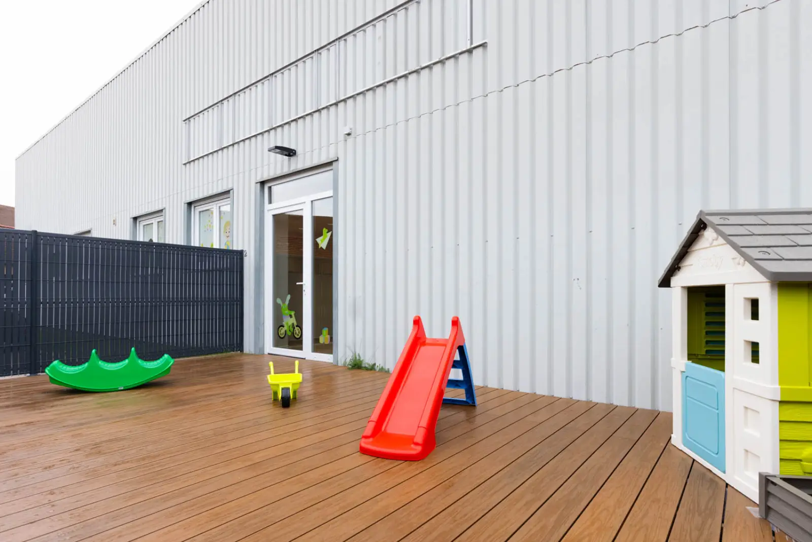 Terrasse extérieure et jeux de la micro-crèche Achille et Camille à Lunéville