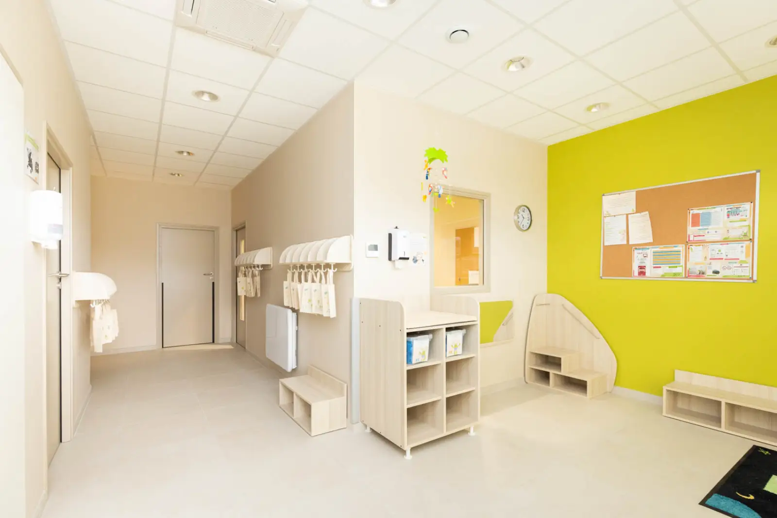 Vestiaire et espace d'accueil de la micro-crèche de Lunéville