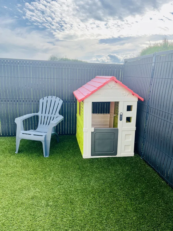 Cabane dans le jardin de la micro-crèche Tétine et Berlingot à Belleville-en-Beaujolais