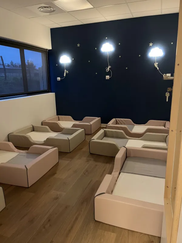 Dortoir de la micro-crèche Tétine et Berlingot à Belleville-en-Beaujolais