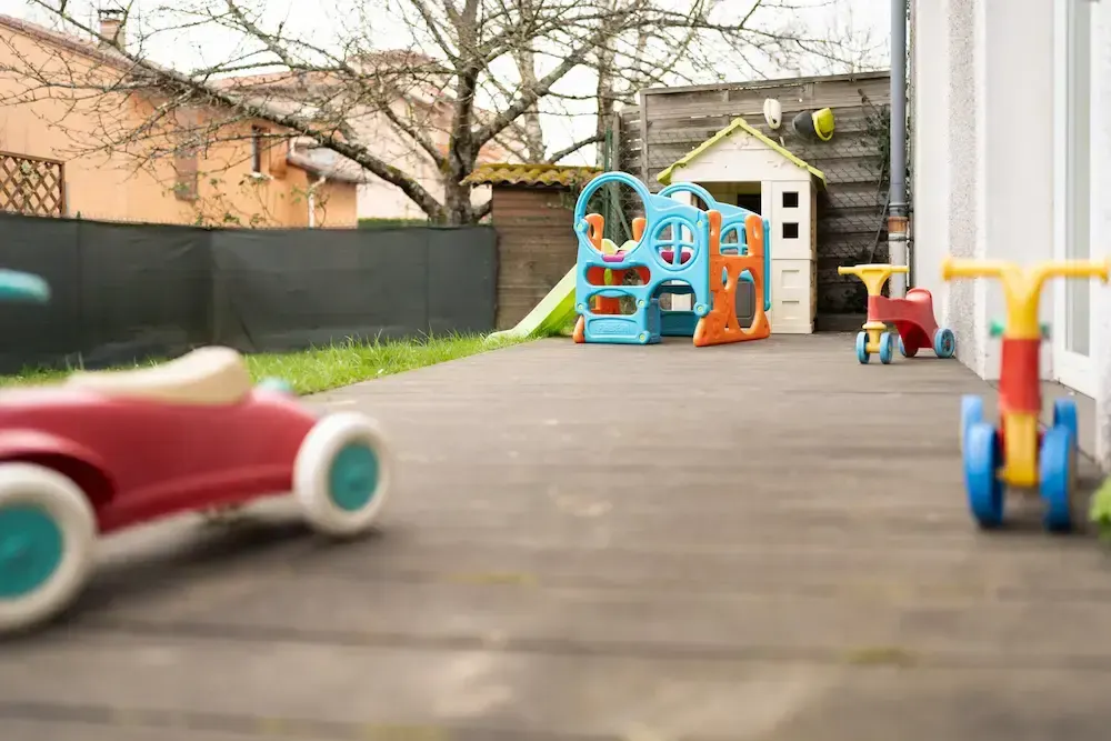 Espace extérieur sécurisé de la micro-crèche Les Sens Ciel à Rillieux-la-Pape