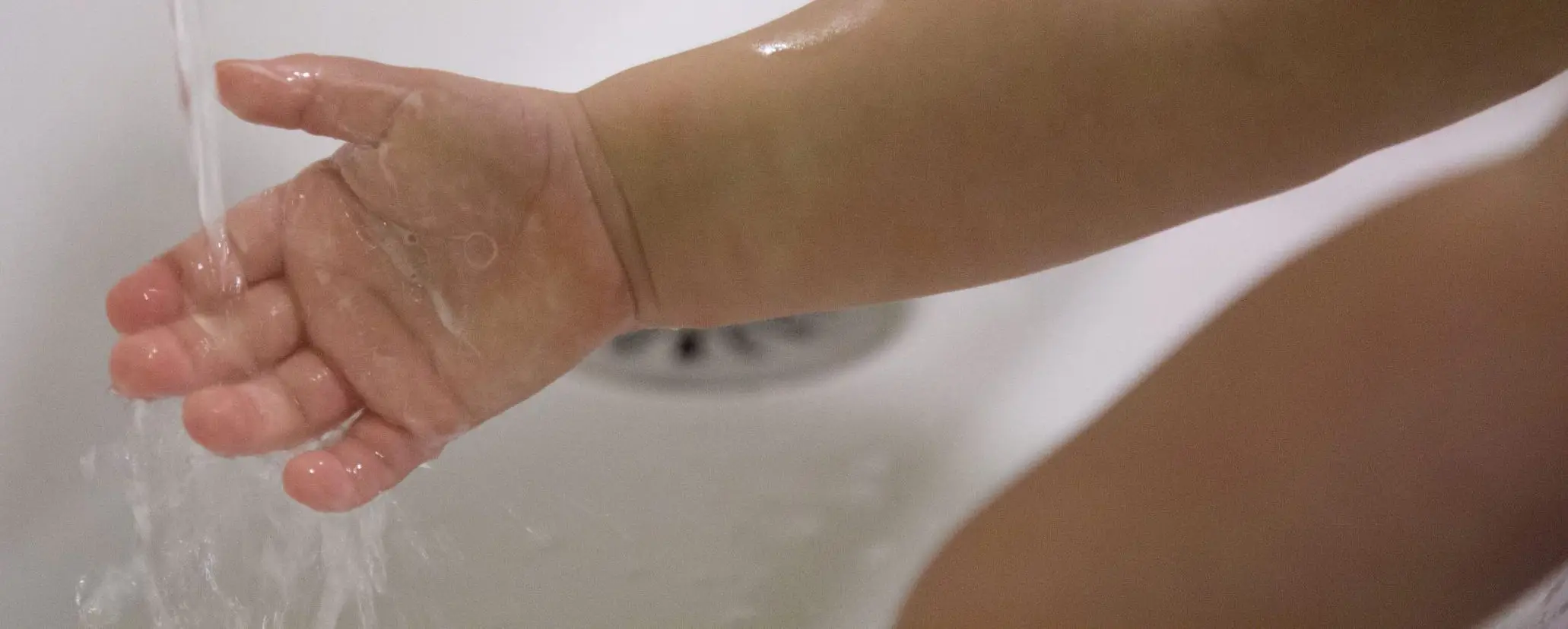 Moment de lavage des mains à la crèche parentale Petit Némo à Villeurbanne