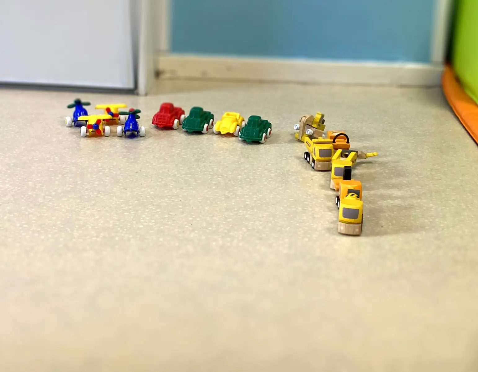 Petits véhicules en bois utilisés pour le jeu à la crèche Petit Némo Villeurbanne