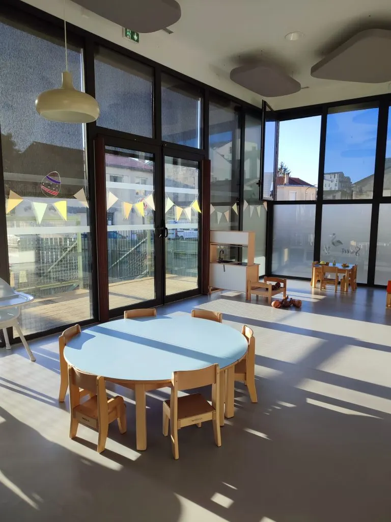 Coin repas et jeux de la micro-crèche Sweet4U Blanqui à Bordeaux