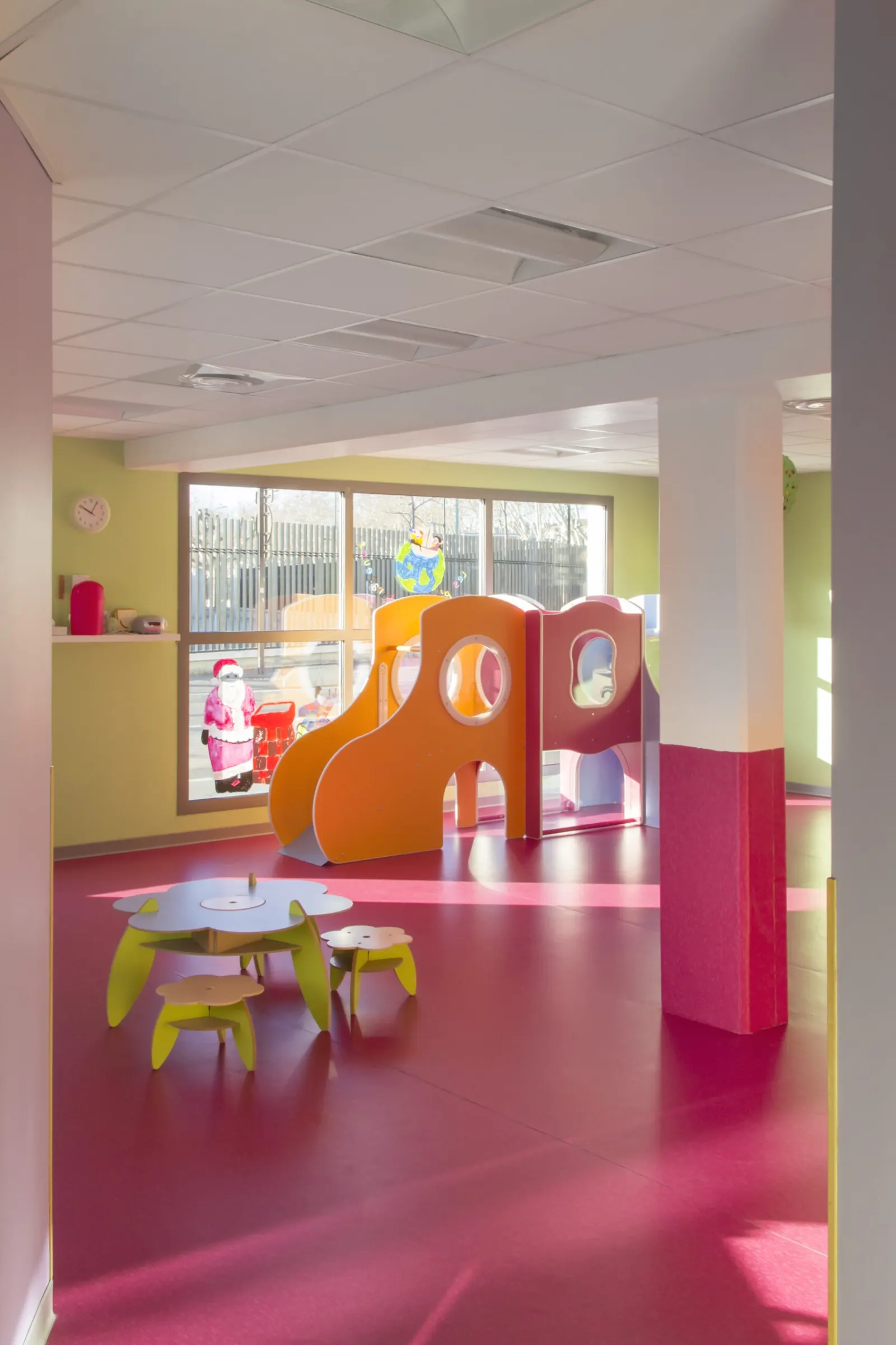 Couloir décoré de la micro-crèche Les P'tits Explorateurs à Avignon