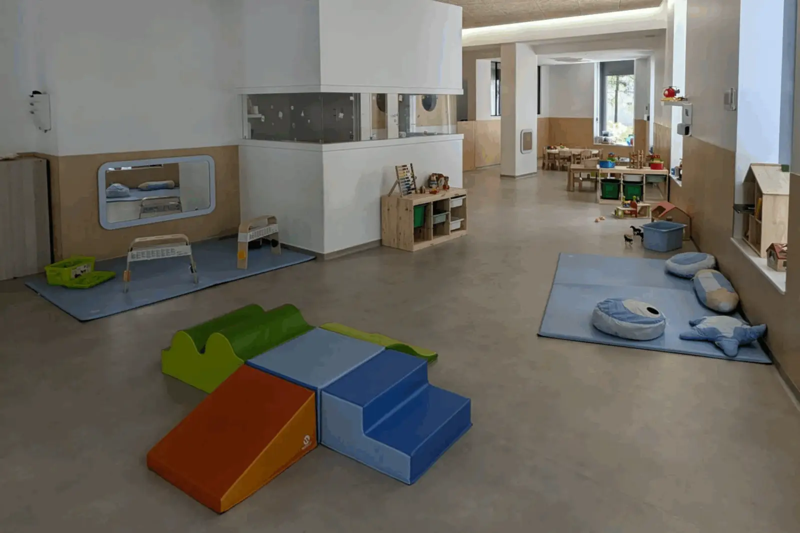 Salle de motricité de la micro-crèche Les Coloriés de Boulogne Kermen