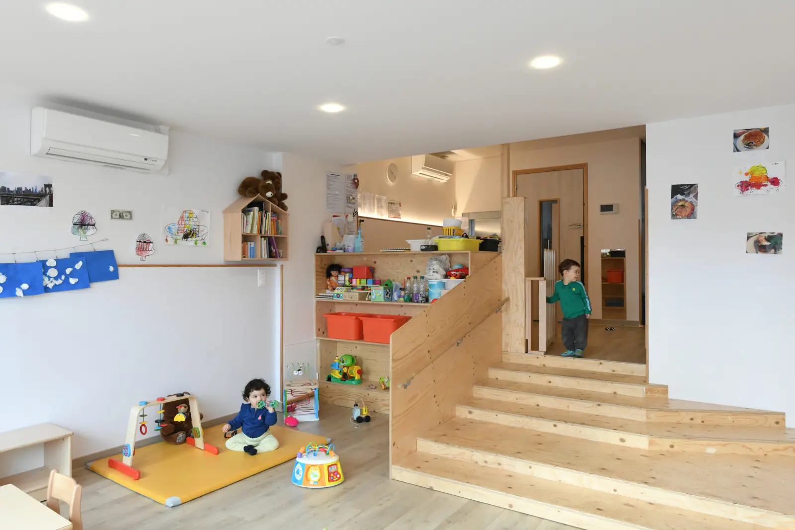 Espace de jeux et mezzanine de la micro-crèche Les Coloriés des Clayes-sous-Bois