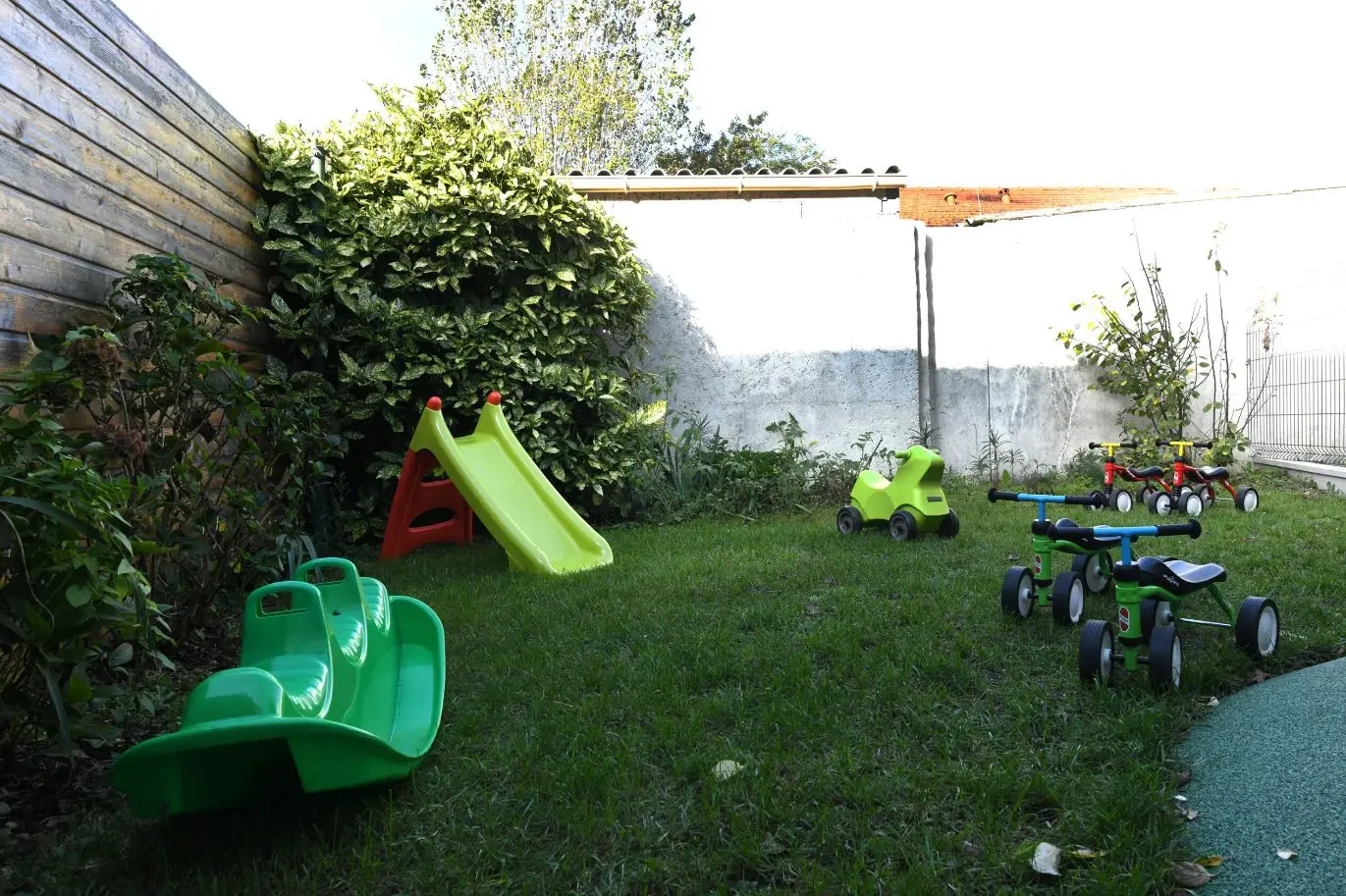 Jardin et potager de la micro-crèche Les Coloriés des Clayes-sous-Bois