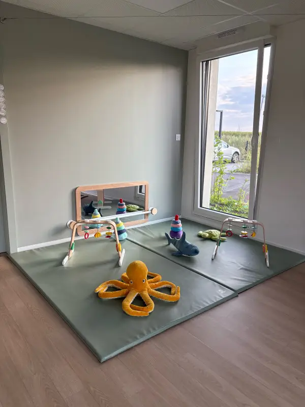 Coin de jeux et d'éveil baigné de lumière à la micro-crèche d'Oberschaeffolsheim