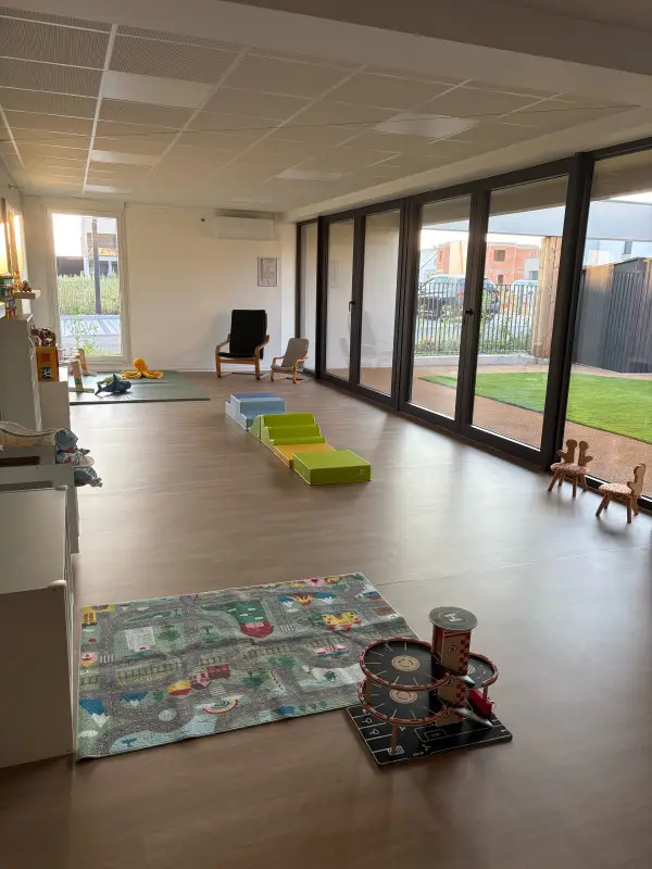 Salle de jeux avec vue sur le jardin de la micro-crèche L'Amiral des Chérubins à Oberschaeffolsheim