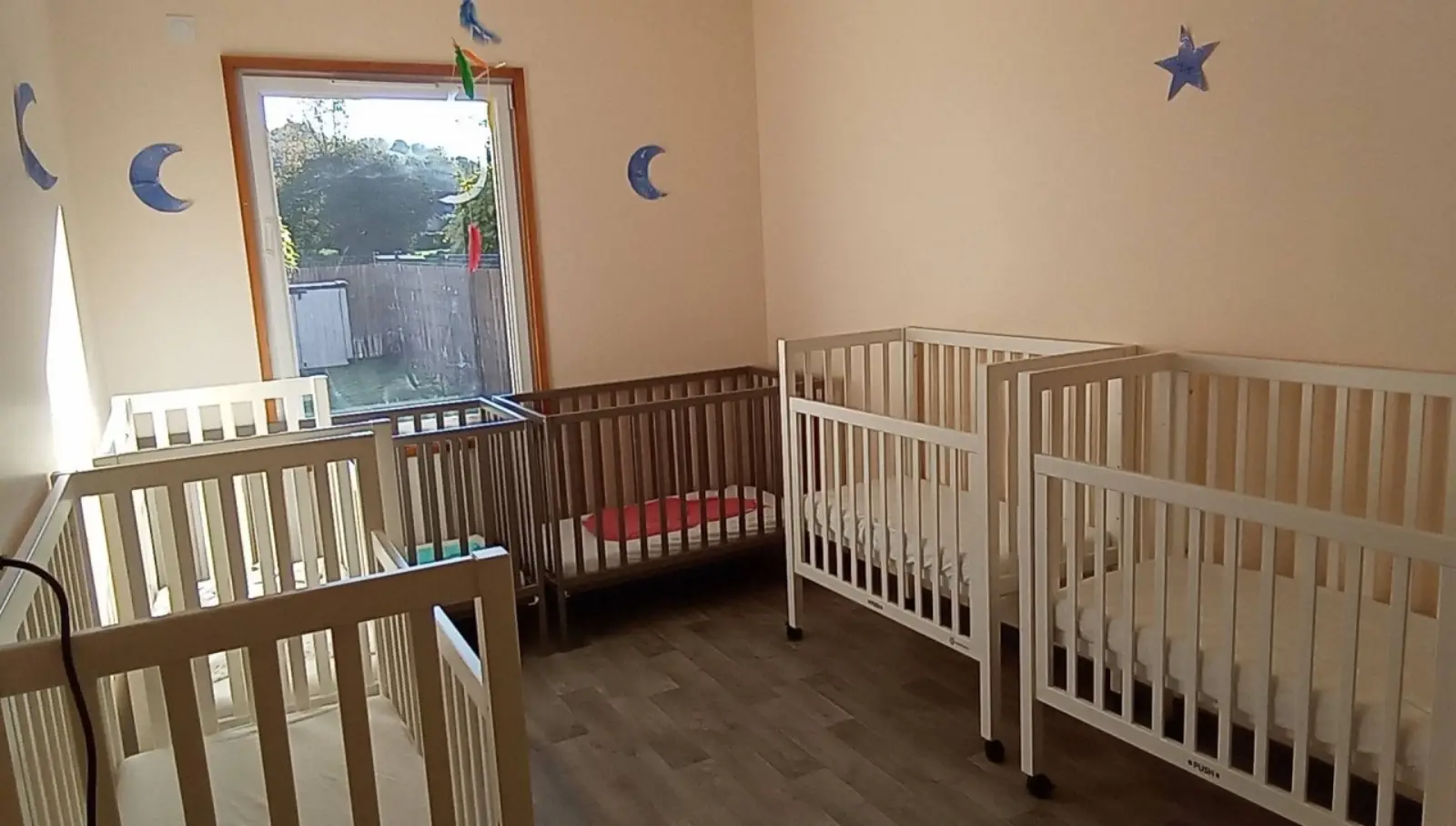 Dortoir des bébés de la micro-crèche Doux Mots à Saint-Jean-de-Chevelu