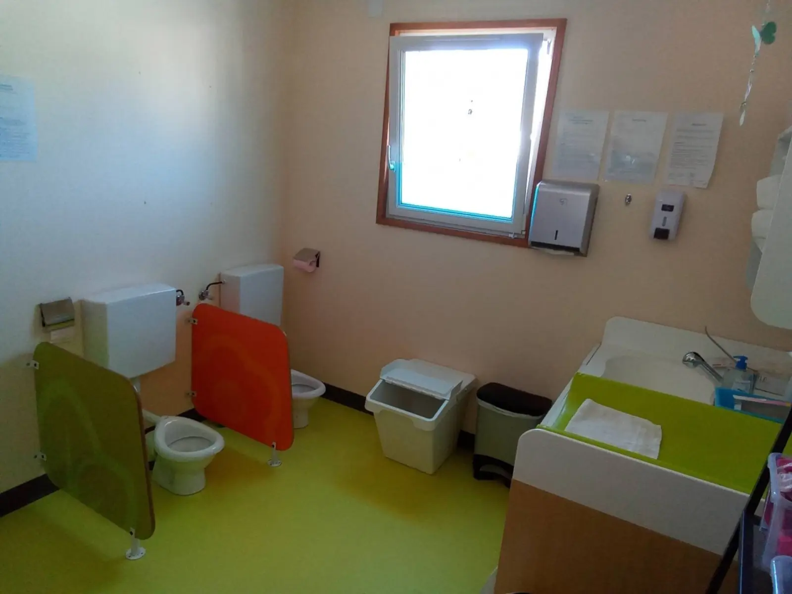 Espace change et sanitaires de la micro-crèche Doux Mots à Saint-Jean-de-Chevelu