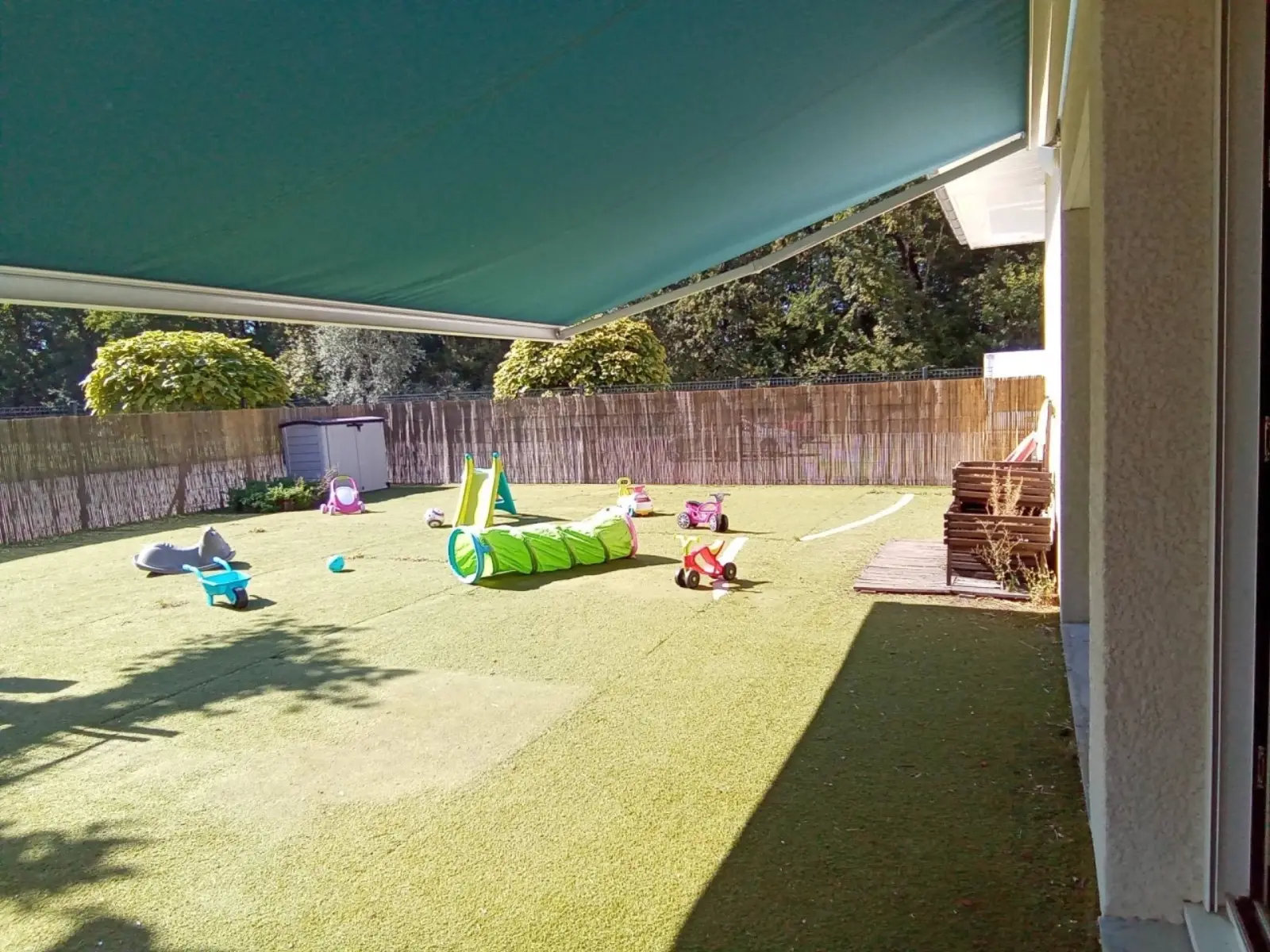 Terrasse et jardin extérieur de la micro-crèche Doux Mots à Saint-Jean-de-Chevelu