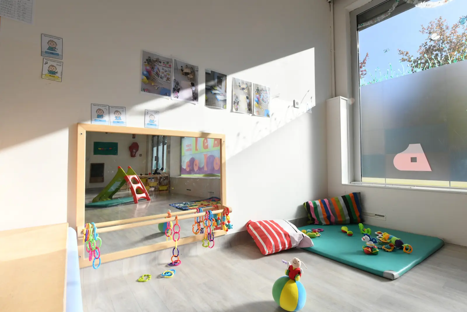 Coin jeux et éveil de la micro-crèche Les Coloriés Saint-Cyr Barbusse