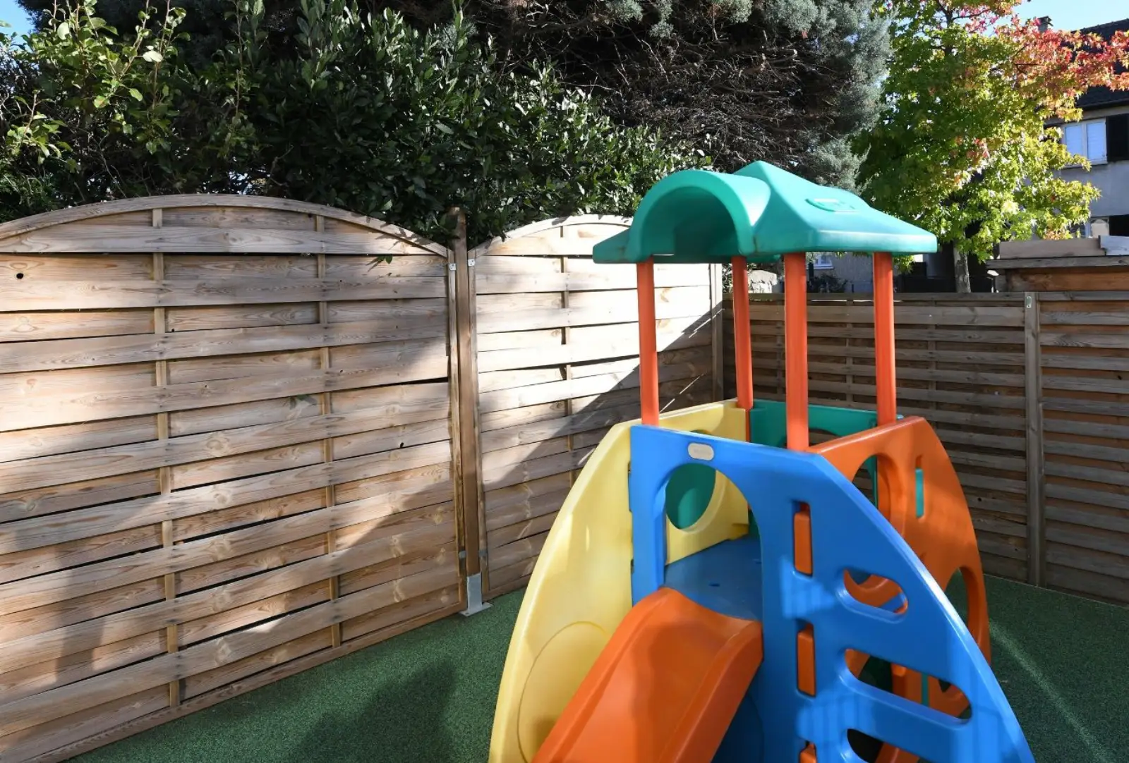 Jardin et espace extérieur sécurisé de la micro-crèche Les Coloriés Saint-Cyr Barbusse
