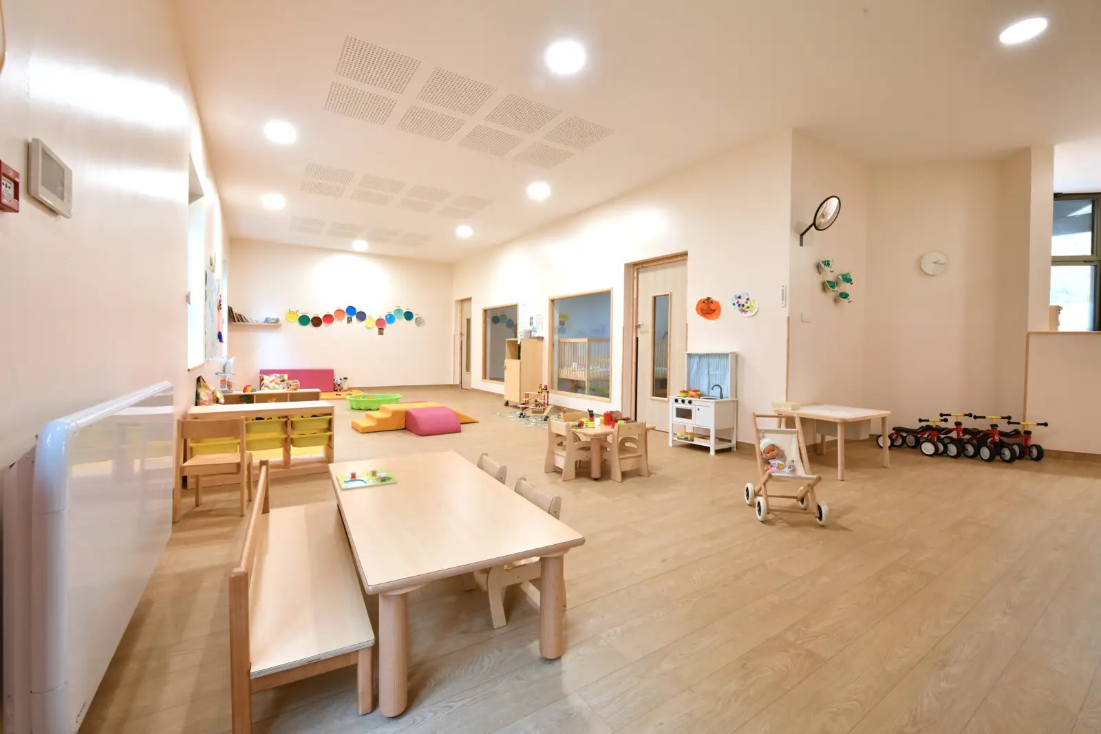 Une micro-crèche <strong>du réseau Les Coloriés</strong>, au rez-de-chaussée de l'ancienne mairie de Morainvilliers