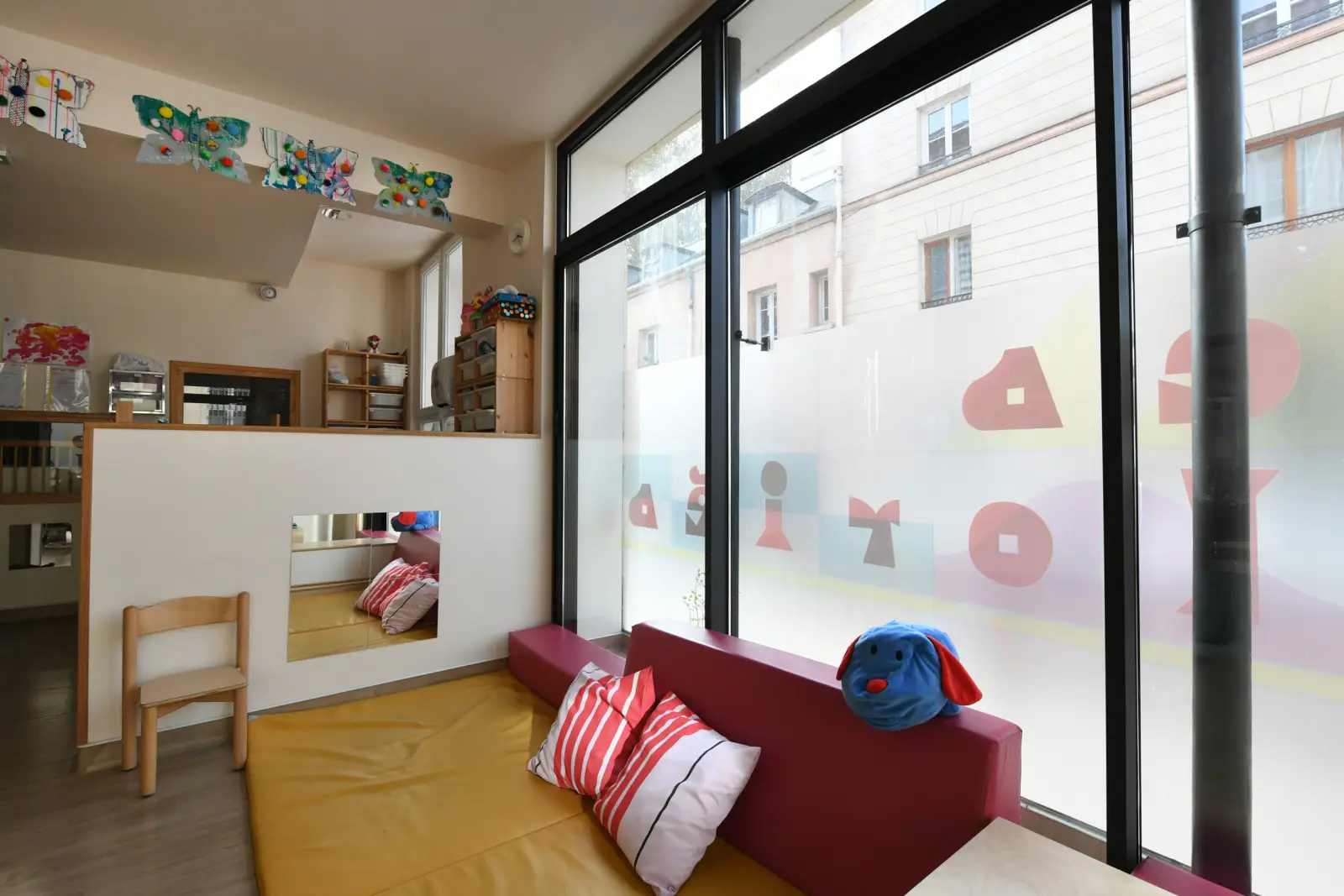 Coin repos et jeux calmes de la micro-crèche Les Coloriés de l'Orangerie à Versailles