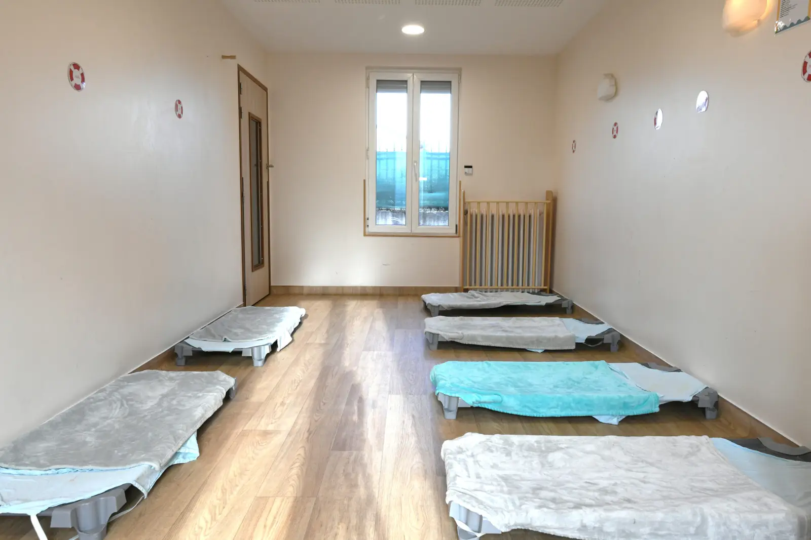Dortoir des moyens-grands de la micro-crèche Les Coloriés de Carrières la Chapelle à Carrières-sous-Poissy