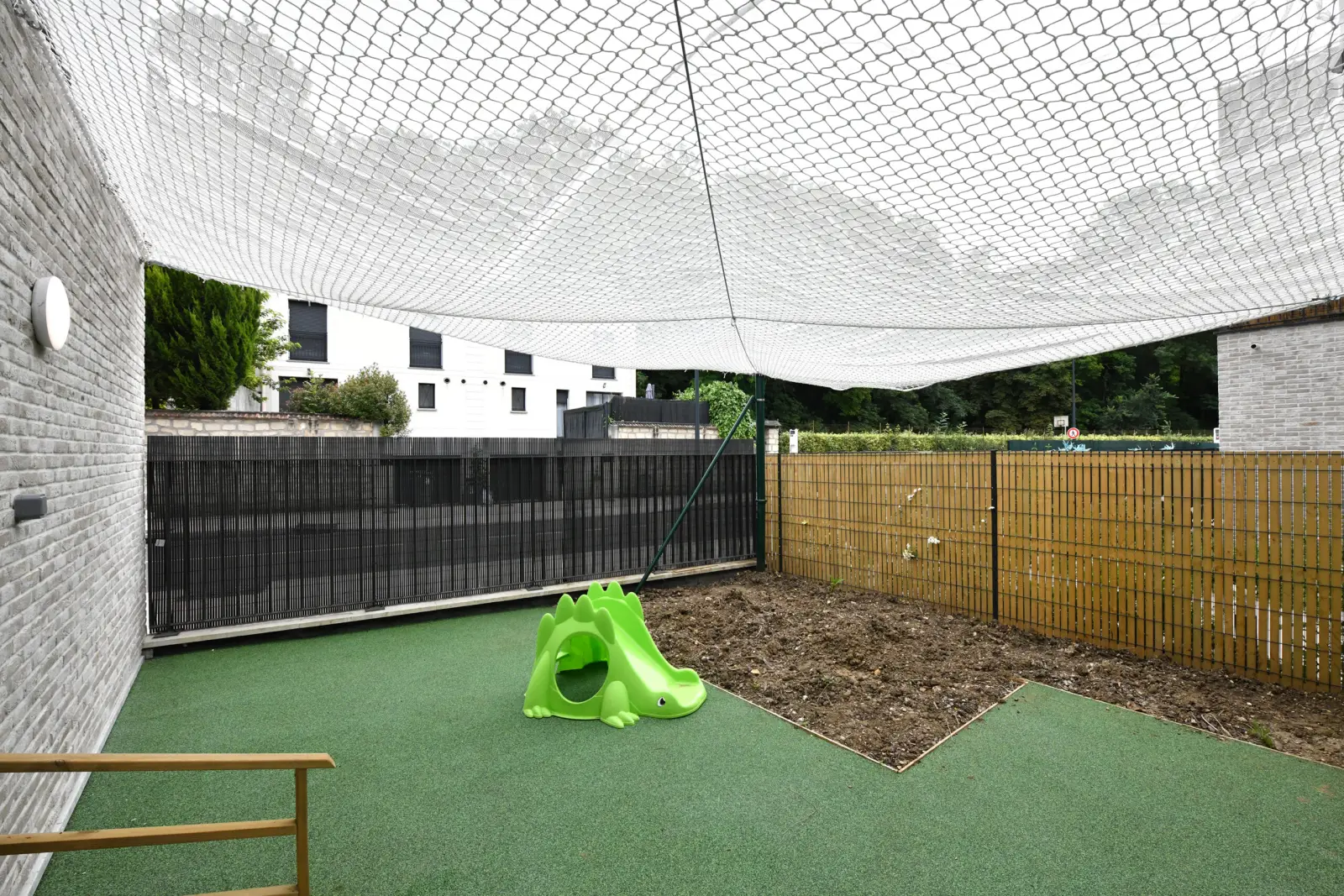 Espace extérieur et potager de la micro-crèche Les Coloriés de Poissy Migneaux