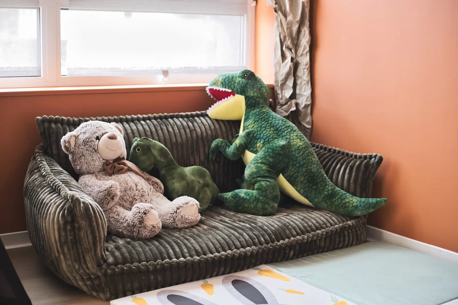 Dortoir de la micro-crèche Le P'tit Emile à Hirtzfelden, avec lits bas et lit à barreaux