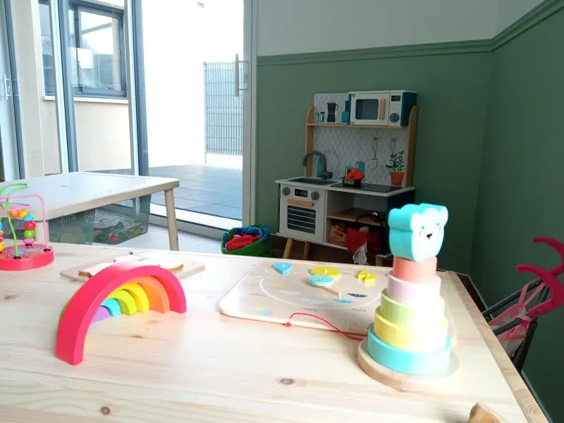 Coin de jeux en bois de la micro-crèche Au Rythme des Chérubins à Les Touches