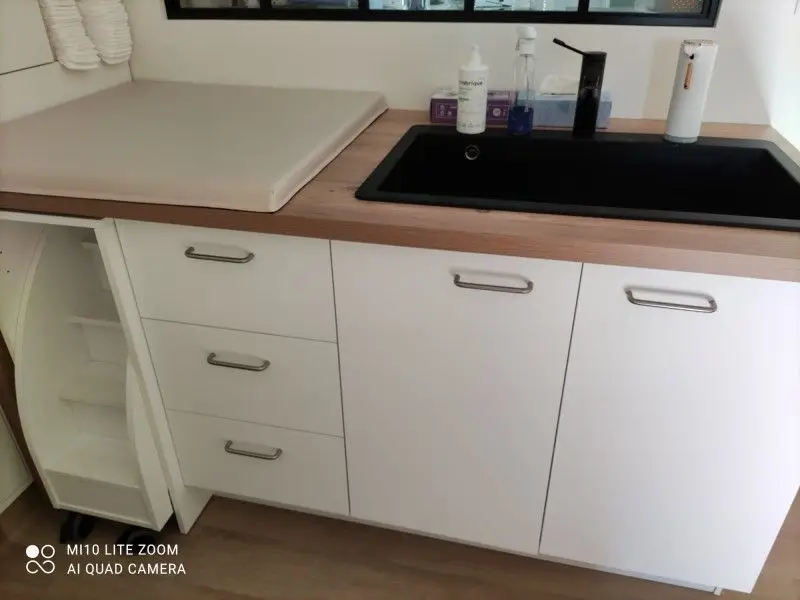 Espace de change et sanitaires de la micro-crèche Au Rythme des Chérubins à Les Touches