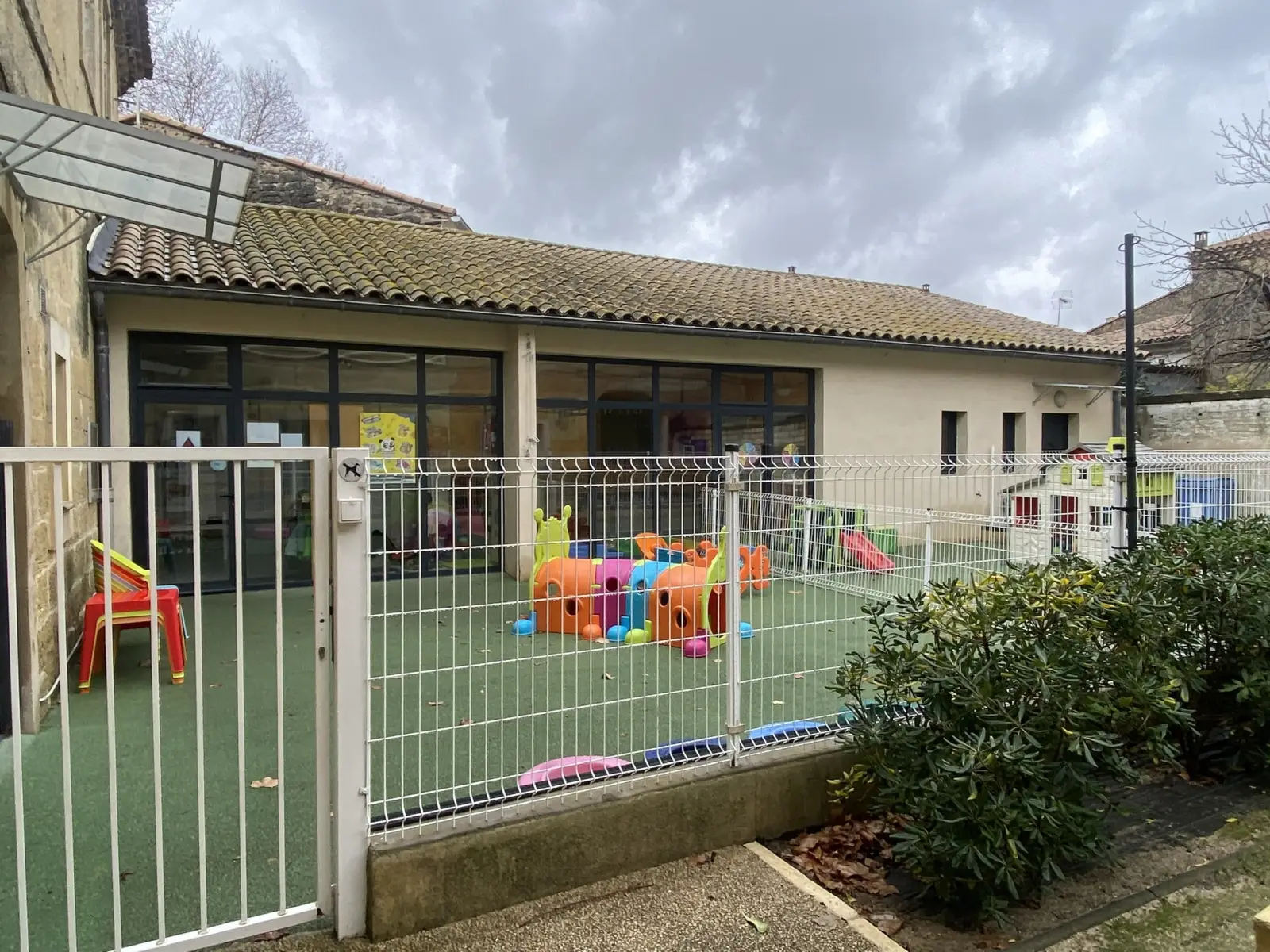 Cour de jeux extérieure sécurisée de la micro-crèche Les Petits Lutins au Cailar