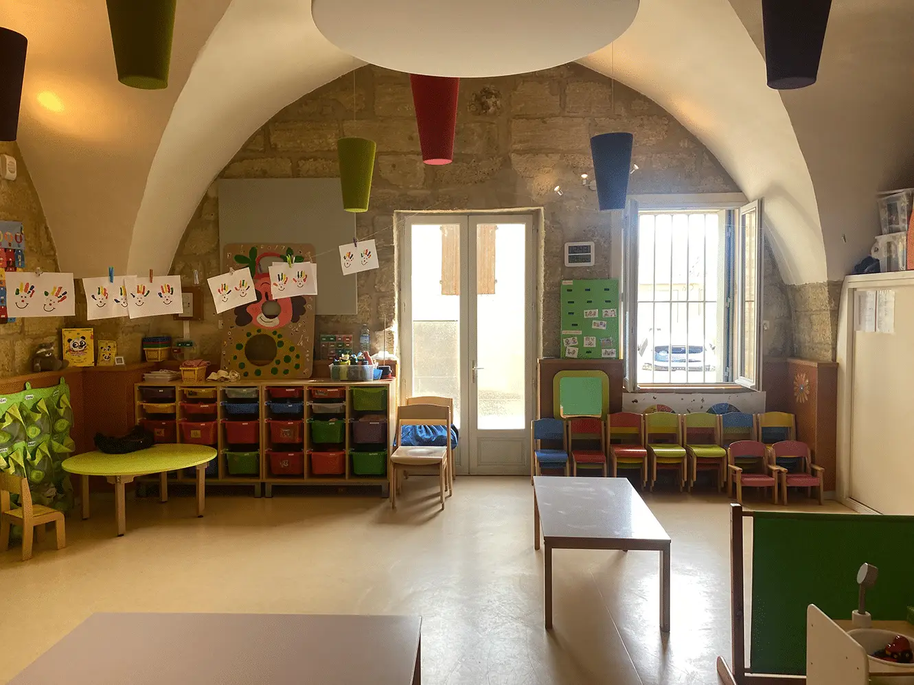 Une micro-crèche associative, dans la cour de la mairie